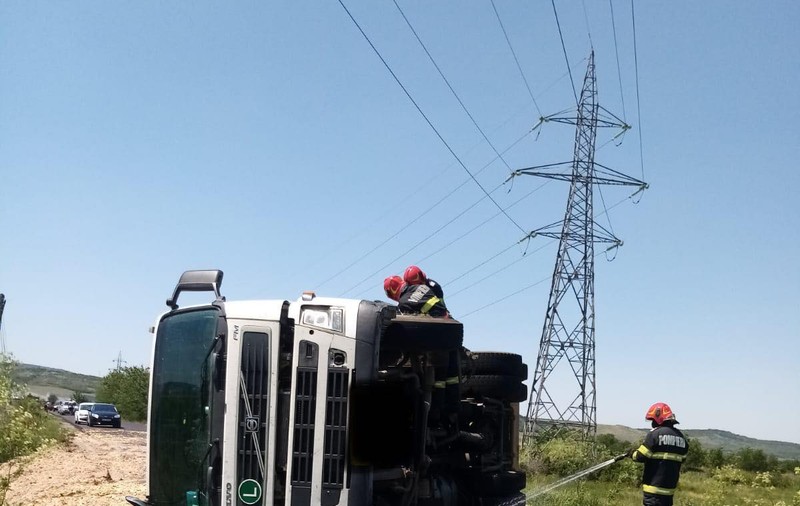 Cinci tone de măruntaie de pui s-au împrăștiat pe o șosea din Vaslui, după ce un TIR s-a răsturnat. Șoferul avea o alcoolemie de 0,96 la mie