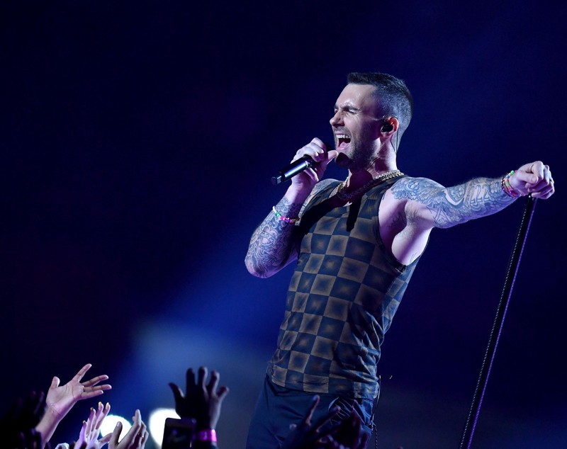 FOTO | Adam Levine, show la bustul gol în pauza Super Bowl 2019. Reacția fanilor a fost neașteptată