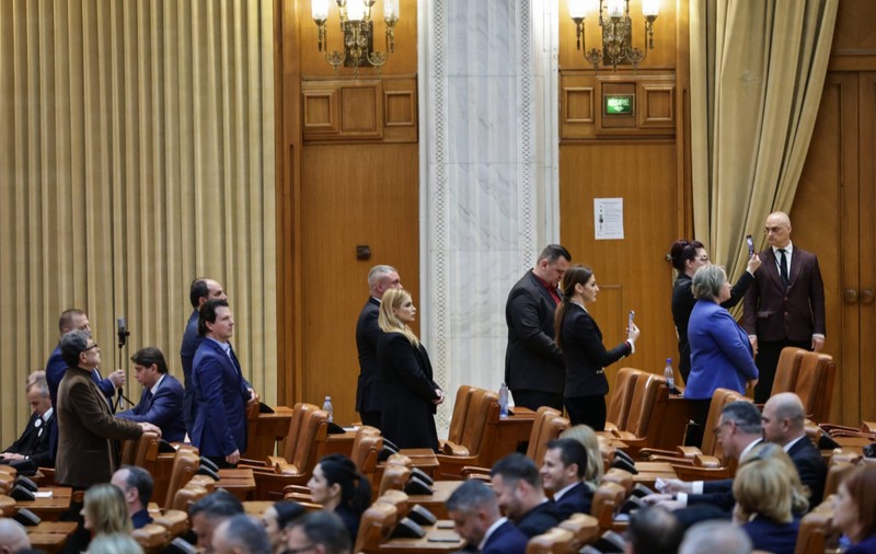 Parlamentarii POT și SOS au refuzat să privească momentul învestirii lui Nicușor Dan: „Să vă fie rușine”