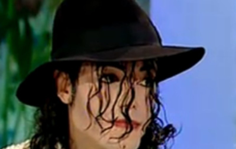 Sosia lui Michael Jackson susţine că Regele Pop şi-a operat bărbia după a lui