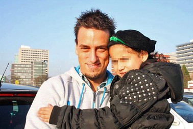 Fetița cu care apare Johannes Visscher seamănă izbitor cu Mihaela Adriana Fieraru