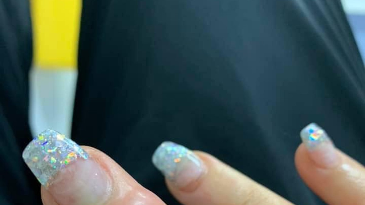 Ce a pățit o tânără care și-a pus unghii false la un salon de înfrumusețare