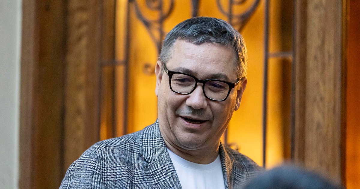 Victor Viorel Ponta, candidat independent la functia de presedinte al Romaniei, sustine un discurs dupa aflarea rezultatelor exit-poll ale alegerilor prezidentiale, in Bucuresti, 04 mai 2025. Inquam Photos / Gyozo Baghiu