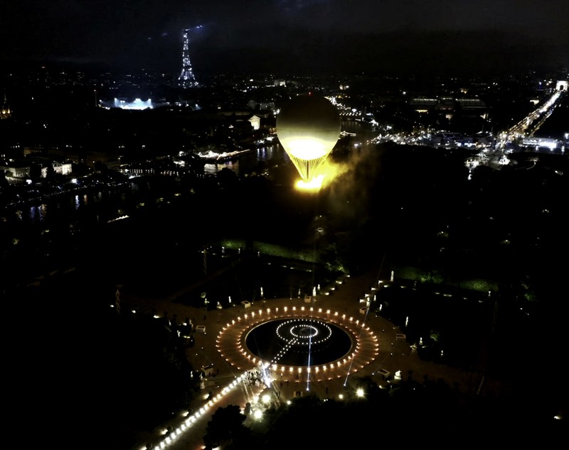 Flacăra olimpică de la JO 2024 arde pe cerul Parisului sub un balon. O inovație tehnică ce folosește electricitate pentru a imita un foc real