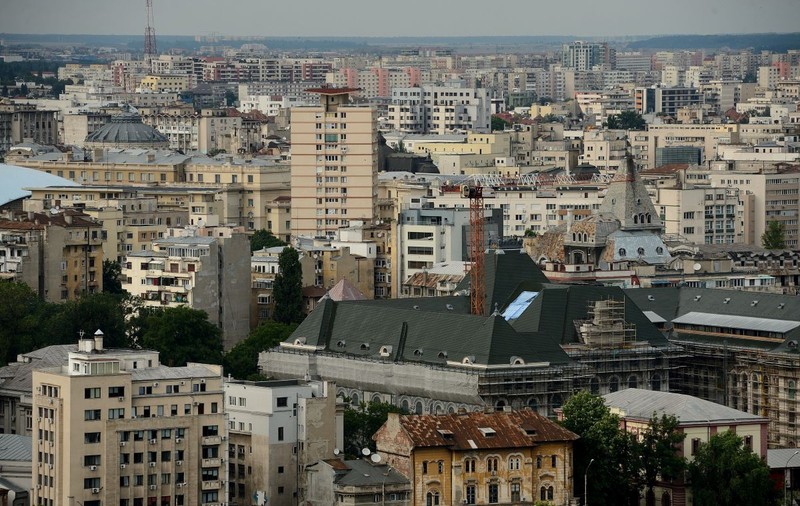 Zeci de blocuri din cinci sectoare ale Capitalei, fără apă caldă și căldură. Nicușor Dan: „Ne este frică să nu crape rețeaua”
