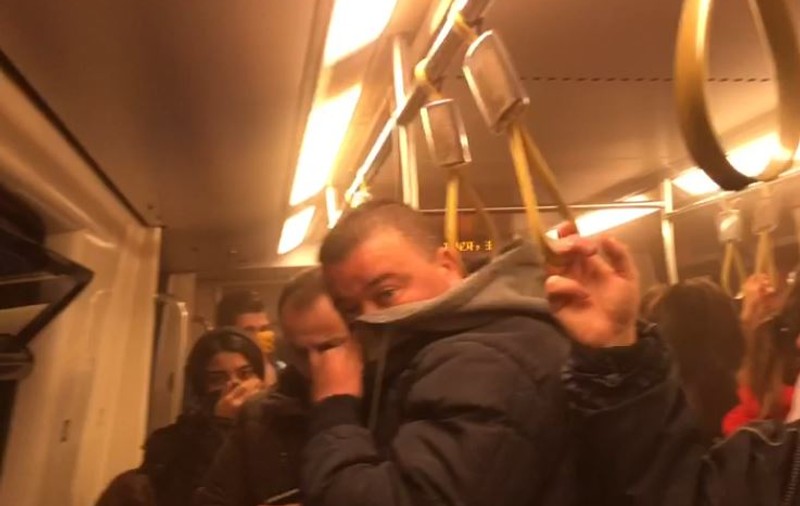 UPDATE | Metrorex infirmă degajarea de fum în vagoanele unui tren de pe Magistrala 3. "A fost doar praf de la șantierul din stația Eroilor"