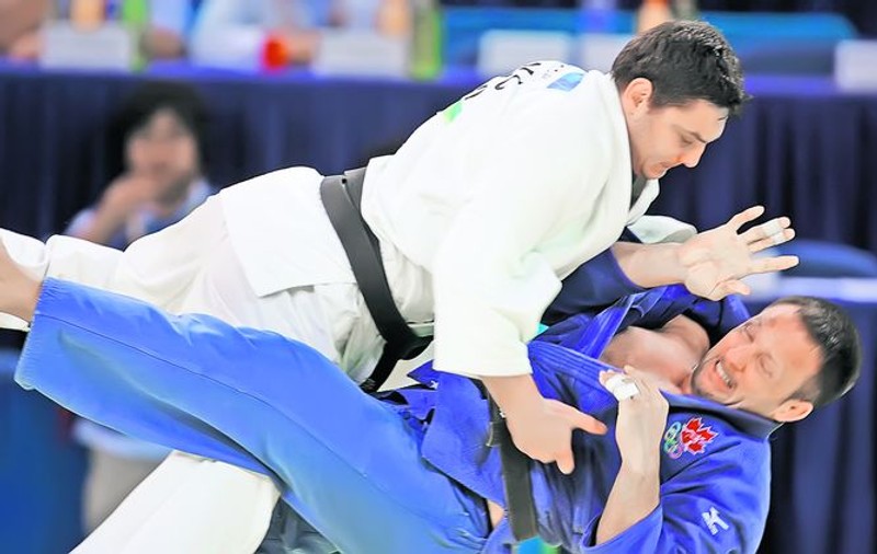 Adrian Popa, tânărul bătut de judoka Ciprian Brata, a fost sunat de sportiv, care i-a promis că-i dă bani pentru fiecare os rupt