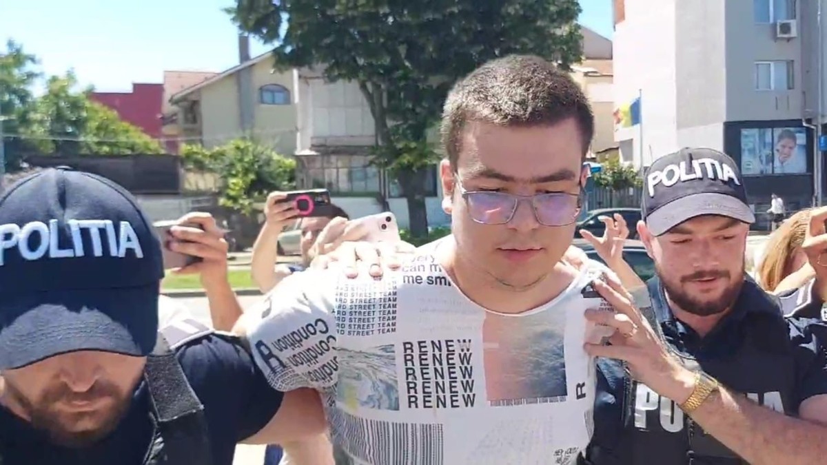 Andrei Oniscu și-a stropit profesorul cu spirt și i-a dat foc