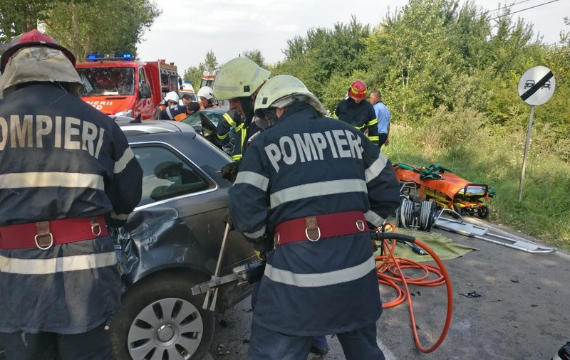 Accident groaznic în Tulcea. Trei bărbați au rămas încarcerați. Intervin pompierii tulceni/ FOTO&VIDEO