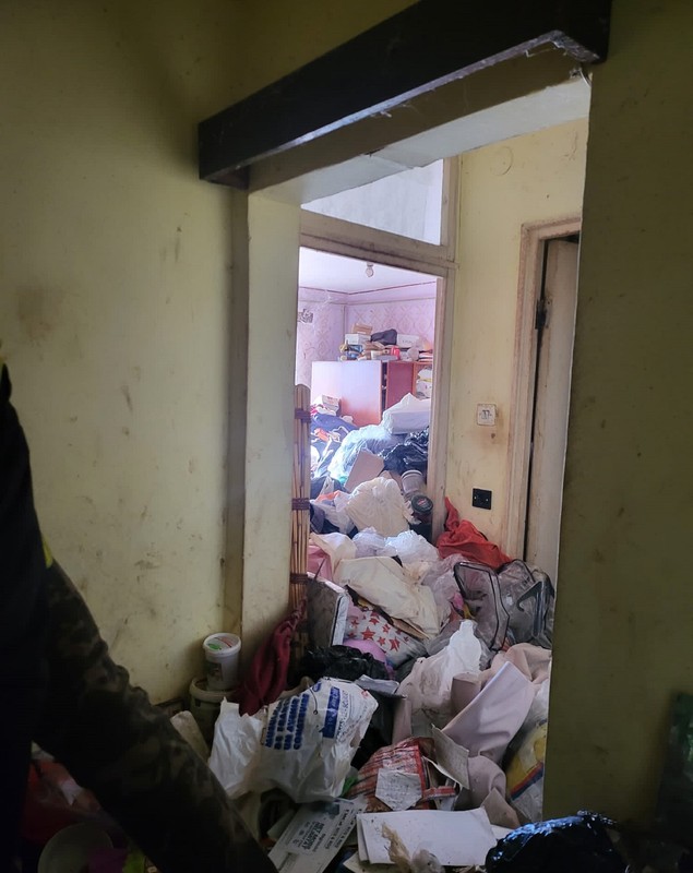 Un apartament din Baia Mare a fost curățat de tone de gunoaie prin Ordonanță Președințială. Proprietara și fiica ei, duse la Spitalul de Boli Infecțioase