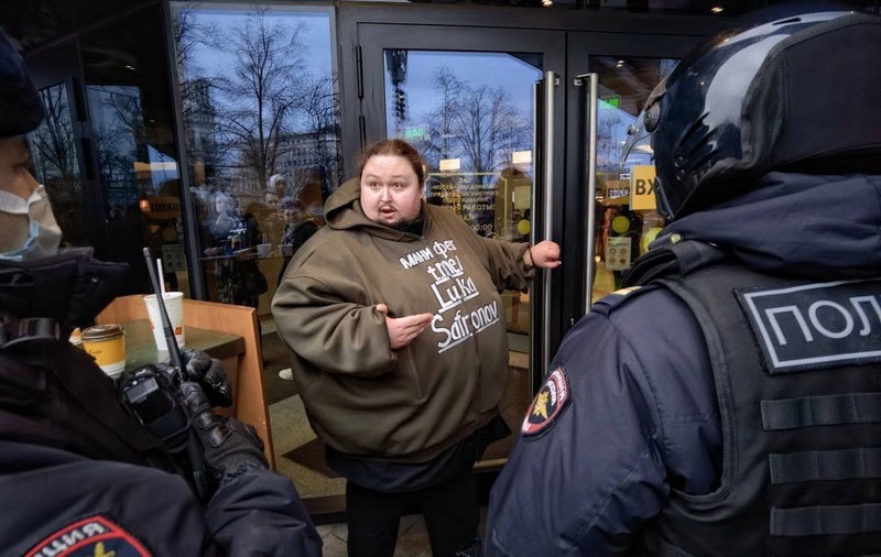 VIDEO | Un rus s-a legat de ușa unui McDonald’s din Moscova. „Sunt lipsit de mâncarea pe care am mâncat-o toată viața”