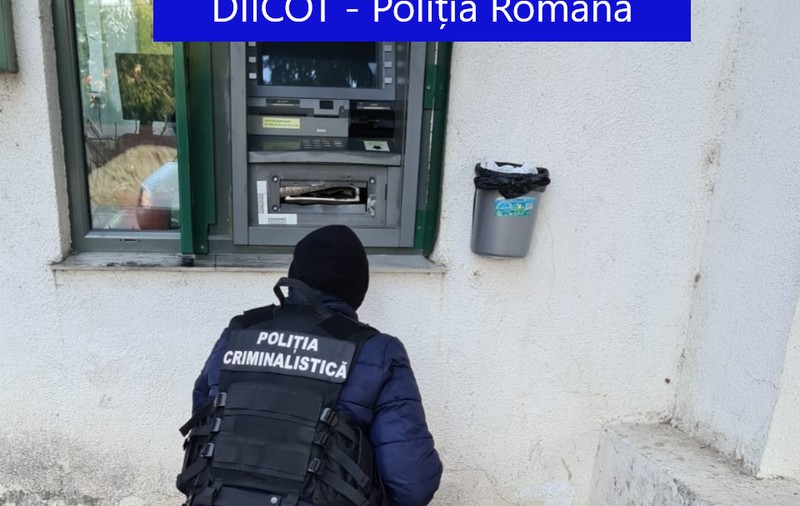 Hoții care au aruncat în aer mai multe bancomate au fost trimiși în judecată. Ce acuzații le aduc anchetatorii