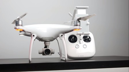 Modelul de dronă Phantom 4 Pro Advanced, similar cu cel folosit de autoritățile americane