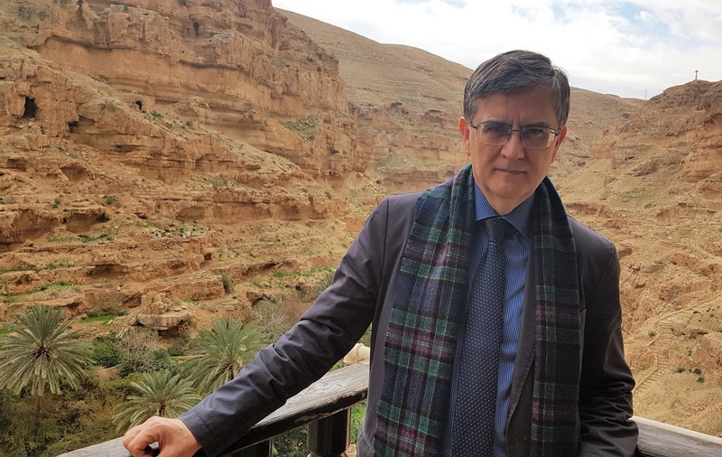 Rectorul Mircea Dumitru demisionează din funcțiile asociate Ministerului Educației și îl îndeamnă pe Popa să pună mâna pe carte