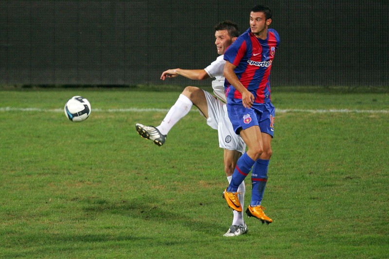 Stelistul Alexandru Tudose (dreapta) și Marius Bilașco, de la Unirea Urziceni, își dispută balonul în meciul din etapa a III-a a Ligii I la fotbal, disputat îin București, duminică 16 august 2009.