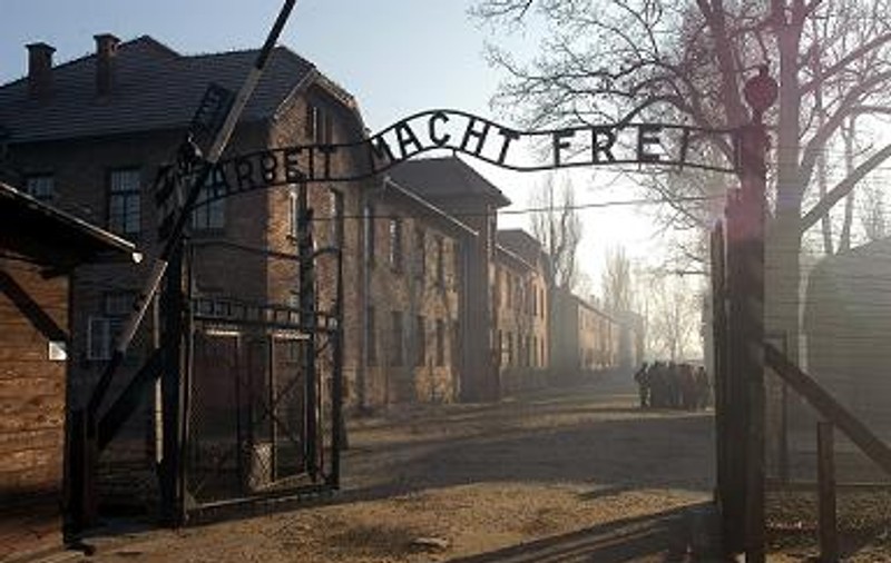 Protest bizar la Auschwitz. Mai mulți oameni s-au dezbrăcat complet și au ucis o oaie la intrarea în fostul lagăr de concentrare
