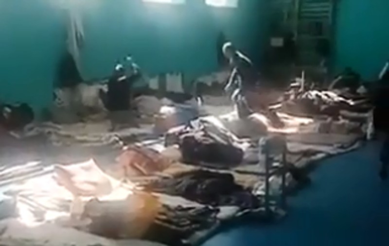 „Dorm pe jos, înveliți cu folii de plastic. O chiuvetă cu apă rece pentru mii de oameni”. Cum arată „lagărele de filtrare” rusești