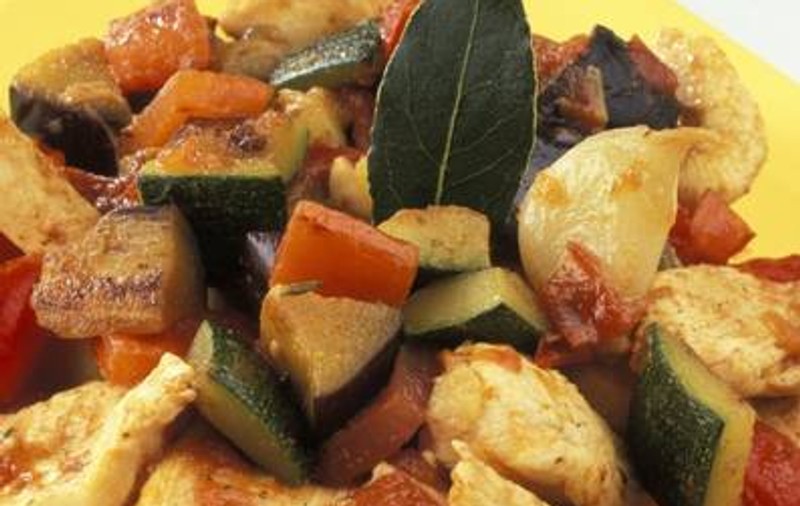 PUI PICANT CU LEGUME