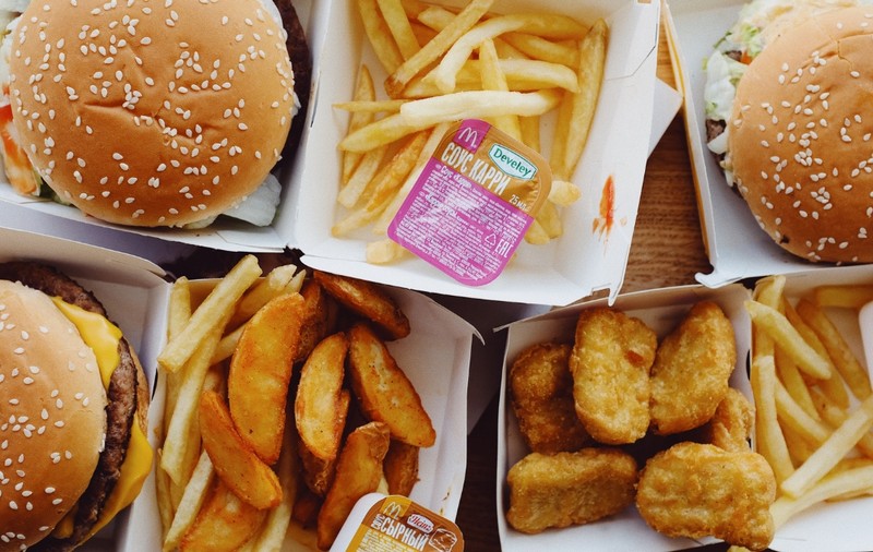 Poți plăti cu bonuri de masă la restaurantele fast-food? Lista celor care acceptă tichetele