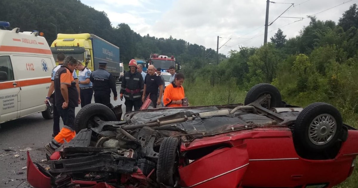 Accident teribil în Caraș-Severin. Un mort și un rănit grav după ciocnirea unui autoturism cu un TIR