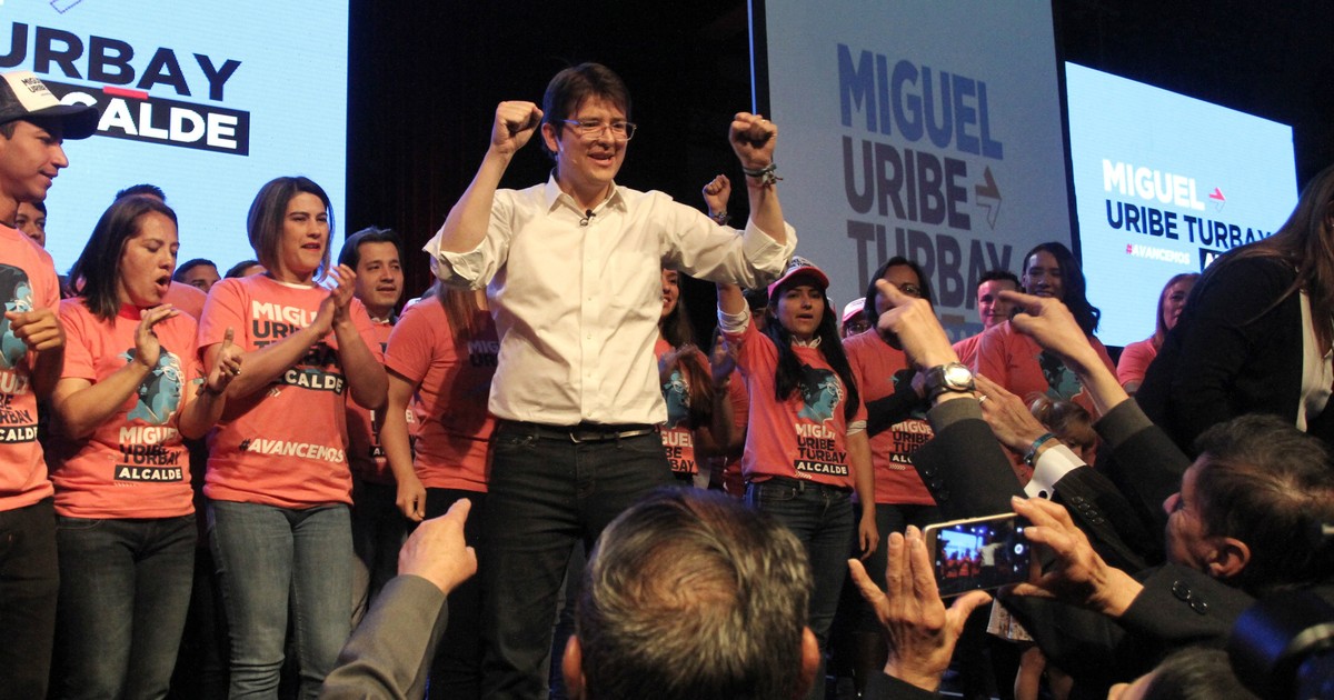 Senatorul columbian Miguel Uribe vorbește în timpul unui miting de campanie din Bogota