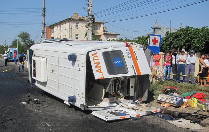 Accident grav în Bacău! Un mort şi 8 răniţi, după ce o ambulanţă s-a ciocnit cu un autoturism
