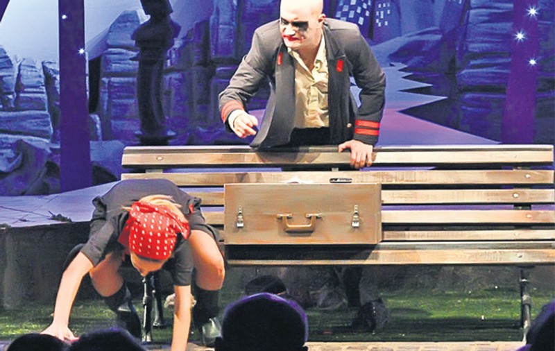 Bendeac a lovit-o de-a binelea pe Adela Popescu în piesa de teatru în care joacă
