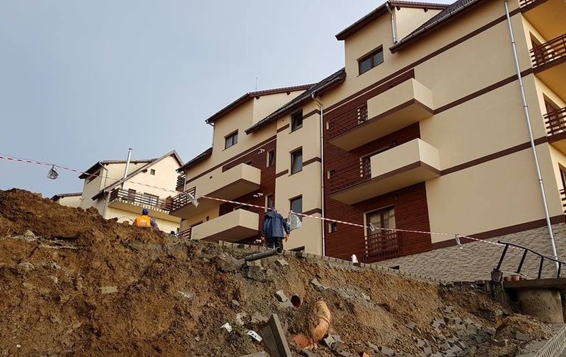 Alunecare de teren în Sibiu. Locatarii unui bloc au fost mutați, după ce pământul a luat-o la vale