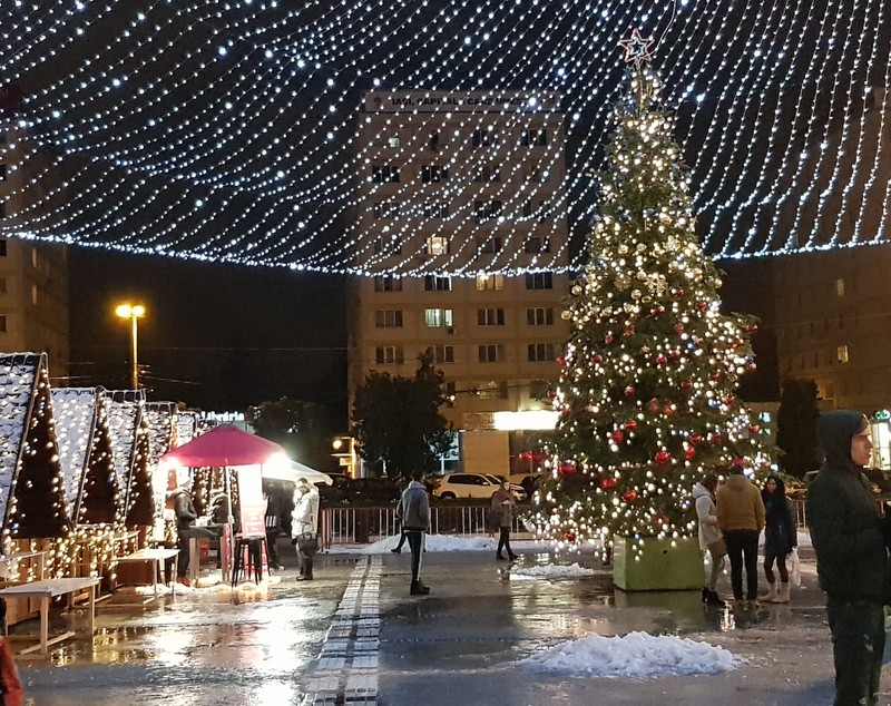 Bate vântul în târgurile de Crăciun din Iași. Comercianții se plâng că vremea rea le strică afacerile