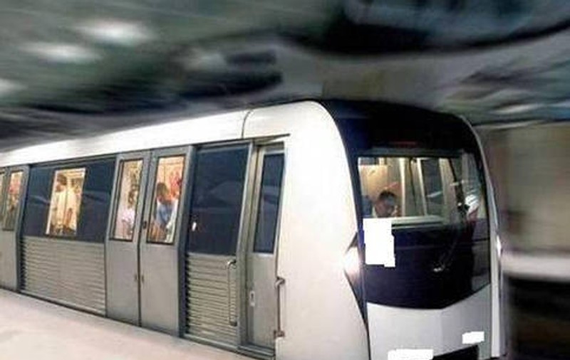 Un bărbat S-A ARUNCAT ÎN  FAŢA METROULUI, la staţia Piaţa Unirii 2!