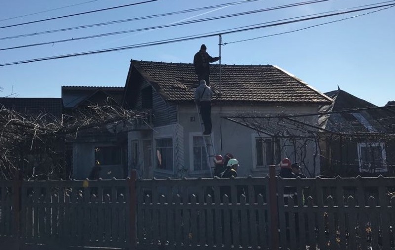 Un dâmbovițean a pus pe drumuri o armată de oameni, după ce s-a urcat pe casă și a amenințat că se aruncă