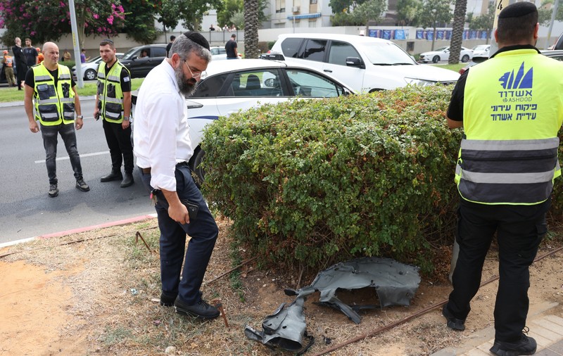 VIDEO Momentul în care resturile unei rachete cad lângă doi tineri care mergeau pe trotuar, în Tel Aviv