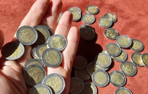 Escrocheria cu „2 euro” pusă la cale de cinci chinezi, în Italia: nici măcar experți ai BCE nu le puteau deosebi de originale