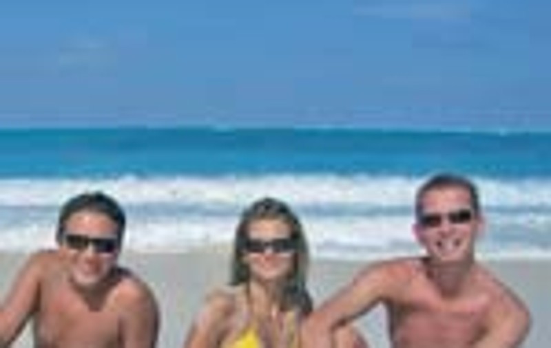 TRUPA HI-Q S-A RELAXAT LA MAREA CARAIBELOR
