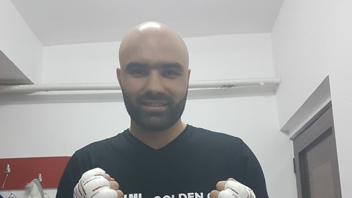 Bogdan Dinu, luptător în trupele speciale ale Poliției Buzău, a boxat în gala de acum câteva zile din orașul natal și cu gandul la colegul său de la Suceava tăait cu sabia de interlop.