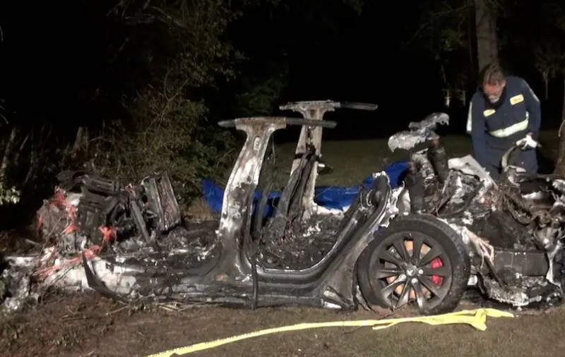 Doi americani au murit, după ce mașina Tesla condusă de pilotul automat a intrat într-un copac și a luat foc