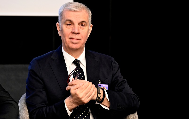 Visuri digitale în statul monolitic 