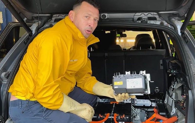 Un mecanic auto român a arătat ce se întâmplă cu bateria unei mașini plug-in hybrid după 10 ani și peste 100.000 de km parcurși