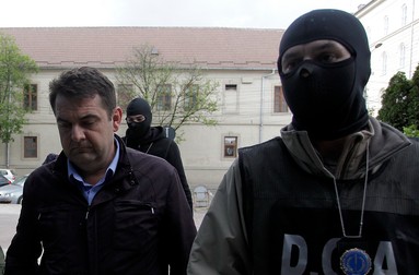 Gheorghe Borza, gestionarul sef al Depoului CFR Timisoara, este adus la DNA Timisoara pentru audiere.