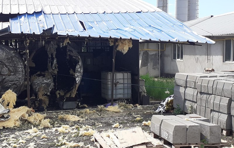VIDEO | Imagini cu locul unde au murit doi oameni, după ce un cazan de bituminoase a explodat, în Rm. Vâlcea