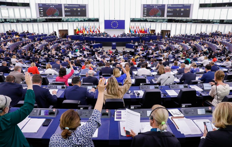 Un nou regulament european va obliga partidele să ofere informații despre materiale plătite în presă. PSD și PNL ascund datele