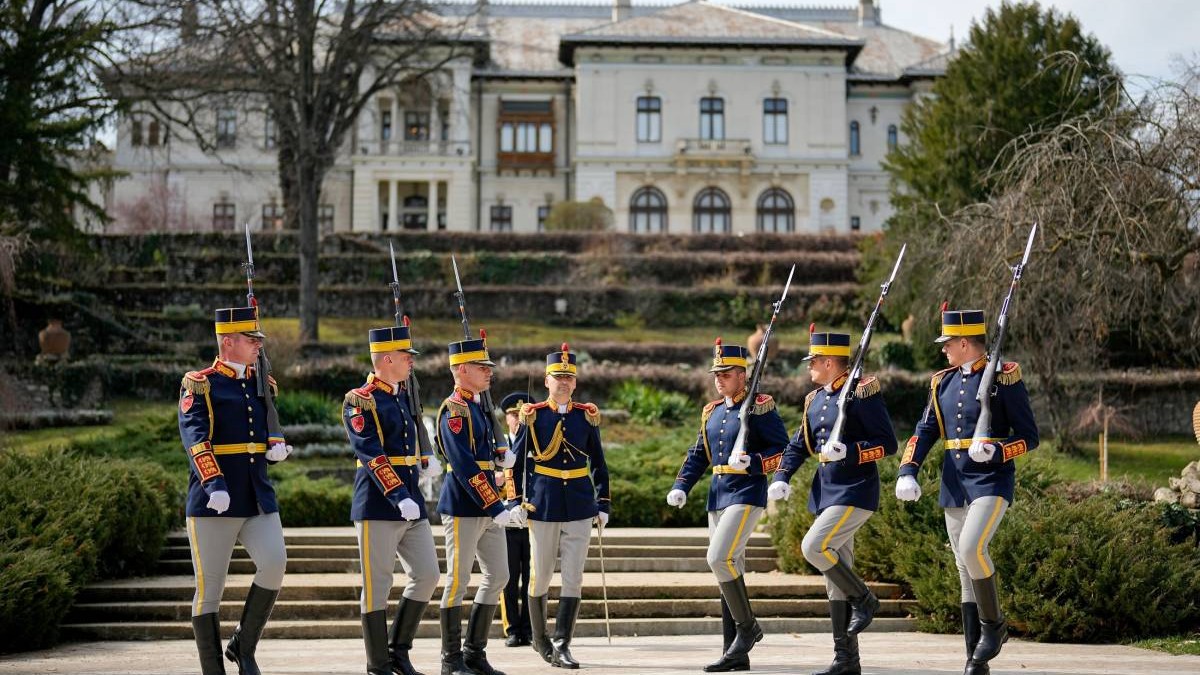 Un grup de gărzi face spectacol în fața Palatului Cotroceni, în cadrul evenimentului „Porți deschise”