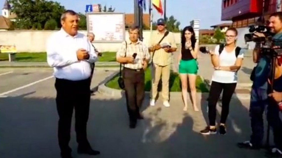 Primarul comunei Florești, Horia Șulea, s-a făcut de râs la un protest organizat de localnici. „Mă bucură că sunteți mulți dintre susținătorii acțiunilor mele”