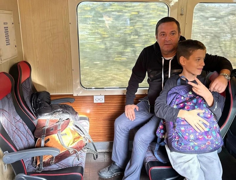 Daniel Buzdugan cu băiatul său, într-una din escapadele cu trenul