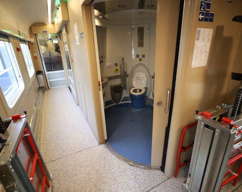 Viteză, confort și lift pentru persoane cu dizabilități. Primul tren modernizat complet circulă de astăzi pe ruta București-Constanța