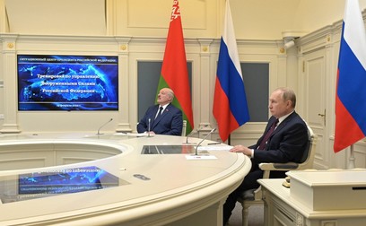 Președintele rus Vladimir Putin și liderul Belarus Alexandr Lukașenko urmăresc exercițiile cu rachete balistice și de croazieră din centrul de situație din Kremlin sâmbătă, 19 februarie 2022. Exercițiul forțelor strategice de descurajare a fost planificat pentru a verifica pregătirea organelor militare de comandă și lansare, echipajelor de luptă, echipajelor navelor de război și transportatoarele strategice de rachete de a-și îndeplini sarcinile, precum și fiabilitatea armelor forțelor strategice nucleare și nenucleare. Foto: Profimedia