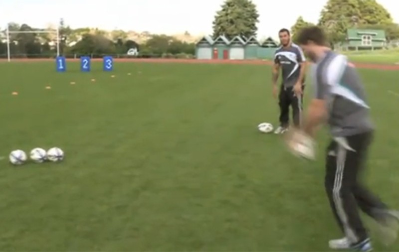 Video | Incredibil ce pot face rugbiştii neozeelandezi cu mingea ovală!