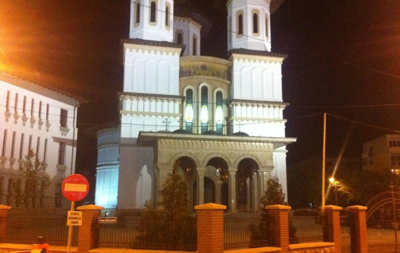 ŞOCANT! DETALIUL MACABRU care poate fi VĂZUT pe CATEDRALA ARHIEPISCOPALĂ A BUZĂULUI ŞI VRANCEI