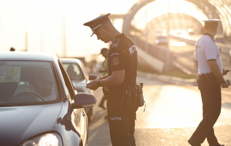 Cum a sancționat o instanță ambiguitatea expresiei „a fi sub influența”. Un polițist judecat pentru consum de droguri a fost achitat prin consultarea DEX