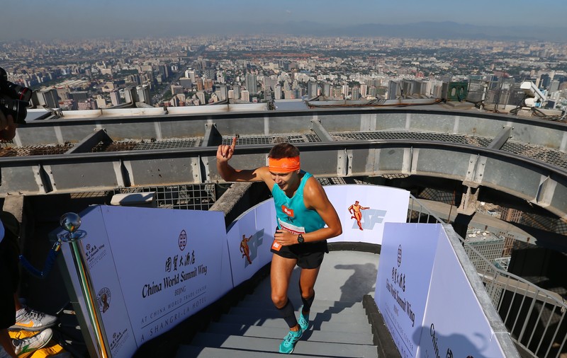 Piotr Lobodzinski a câștigat cursa pe verticală din Turnul Eiffel, pentru al treilea an consecutiv
